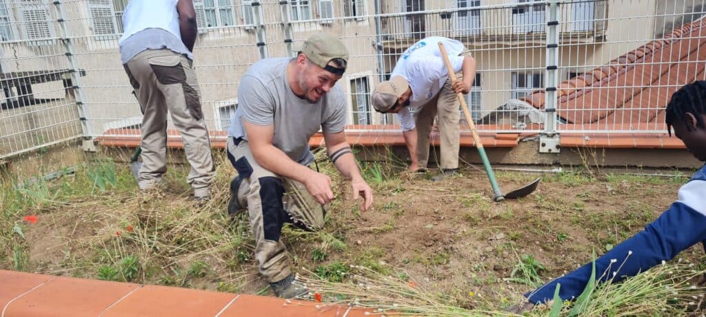 Photo de Une plantation de végétaux à la résidence Emeis, Les Rives de Cabessut à Cahors pour embellir durablement les espaces extérieurs