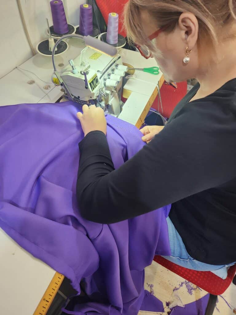 Photo de Des capes violettes confectionnées pour l’événement Les Bastides en Meules Bleues