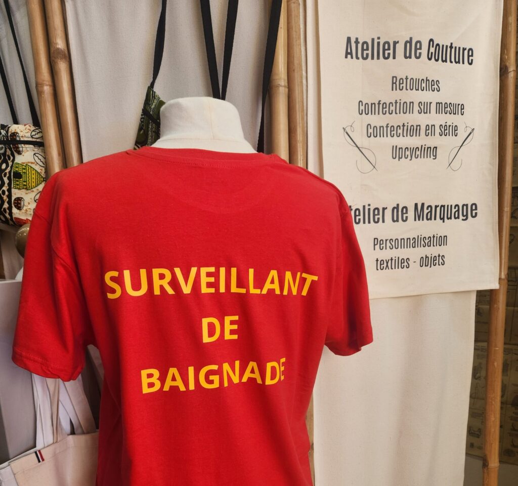 Photo de Des t-shirts personnalisés pour les surveillants de baignade de Saint-Cirq-Lapopie